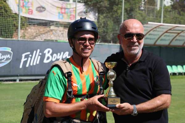 Dünya üçüncülüğü kupası ile Alanyaspor tesislerine paraşütle indi, Kupa'yı Başkan Çavuşoğlu'na takdim etti