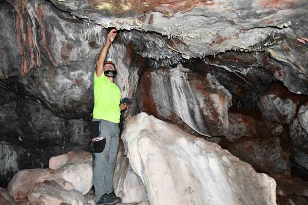 Tümülüsü andıran tepedeki mağaranın turizme kazandırılmasını istiorlar