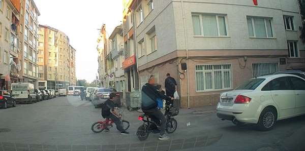 Bisikletli çocuk aracın altında kalmaktan son anda kurtuldu