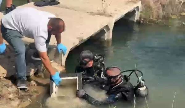Evden çaldıkları çelik kasaları dereye attılar, altınları motosiklet koltuğuna sakladılar