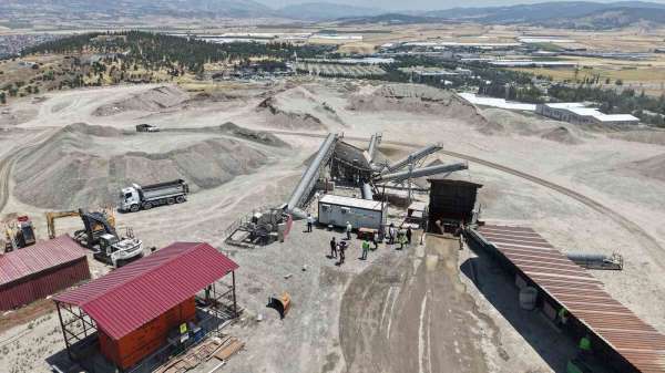 Kahramanmaraş'ta 200 bin metreküp enkaz ekonomiye kazandırıldı
