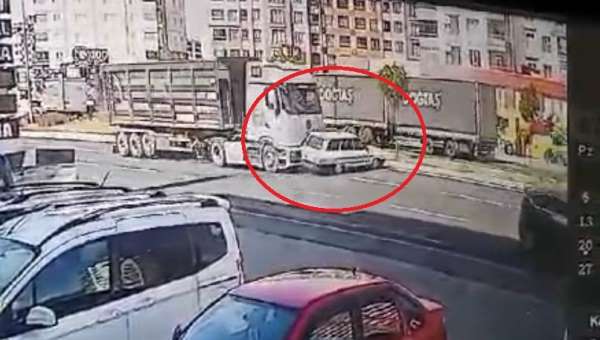 Kayseri'de tırla çarpışan otomobilin takla attığı kaza kamerada
