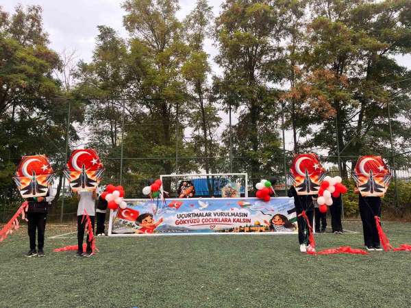 Ladik'te uçurtmalar çocuklar için gökyüzüne yükseldi
