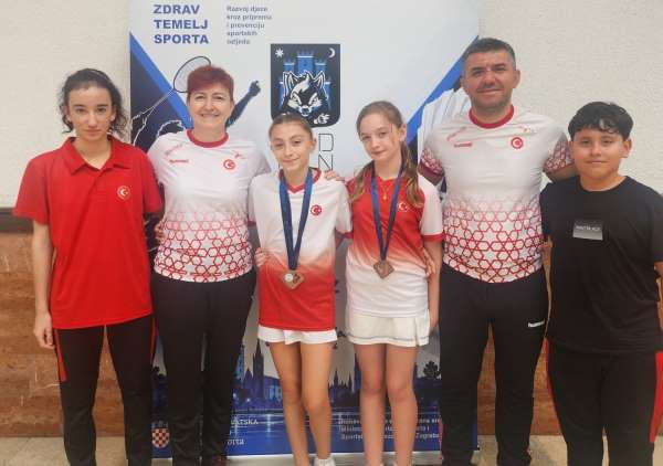 Manisalı badmintonculardan Hırvatistan'da çifte bronz