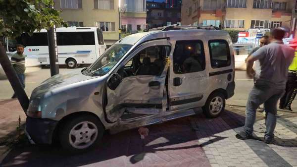 Niğde'de panelvan araç ve motosiklete çarpan hafif ticari araç, ağaca çarparak durabildi: 3 yaralı