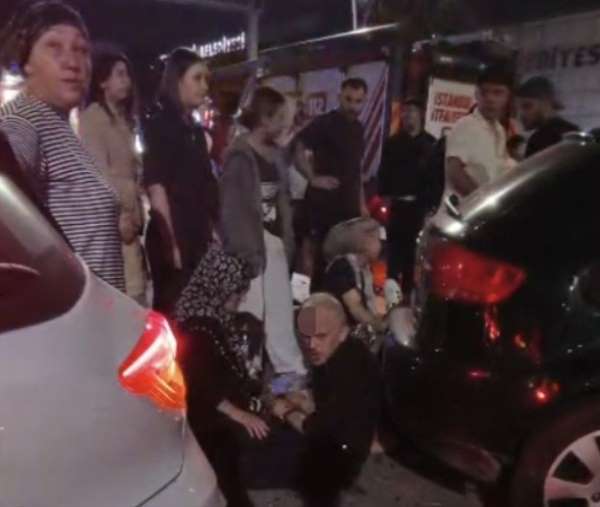 Sultangazi'de 3 aracın karıştığı zincirleme trafik kazasında 5 kişi yaralandı