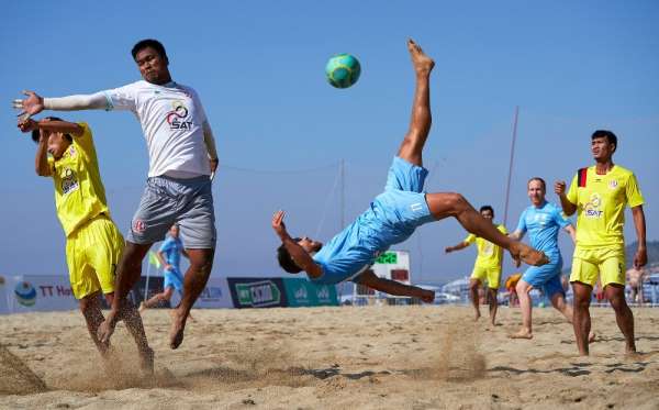 Alanya'da düzenlenen plaj futbolu şampiyonası nefes kesti 