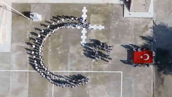Öğrencilerden Mehmetçiğe ay-yıldız koreografili destek 
