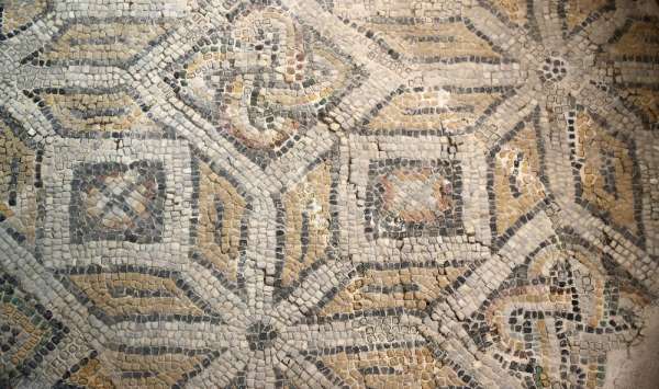 Belediye başkanlık binası olarak kullanılıyordu Roma dönemine ait dev mozaik bul