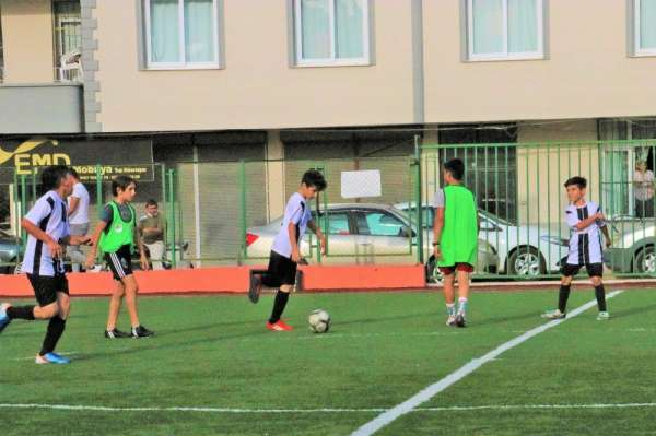 Tarsus'ta Cumhuriyet Kupası Minikler Futbol Turnuvası heyecanı 