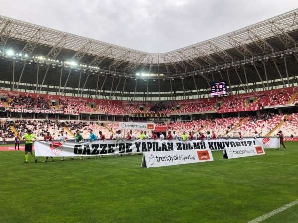 Sivasspor-Kasımpaşa maçı öncesi Filistin'e destek pankartı