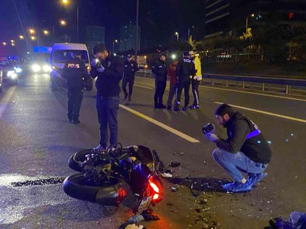 Esenler TEM Otoyolu'nda feci kaza... Motosiklet asfalt yenileme aracına çarptı: 1 ölü