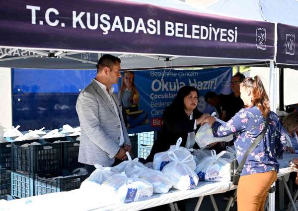 Kuşadası Belediyesi'nin beslenme çantası desteği başladı