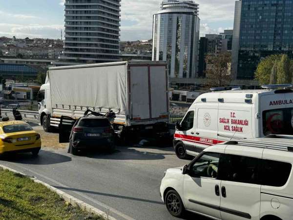 Zeytinburnu'ndaki feci kazada otomobil, park halindeki kamyonete çarptı: 1 ölü