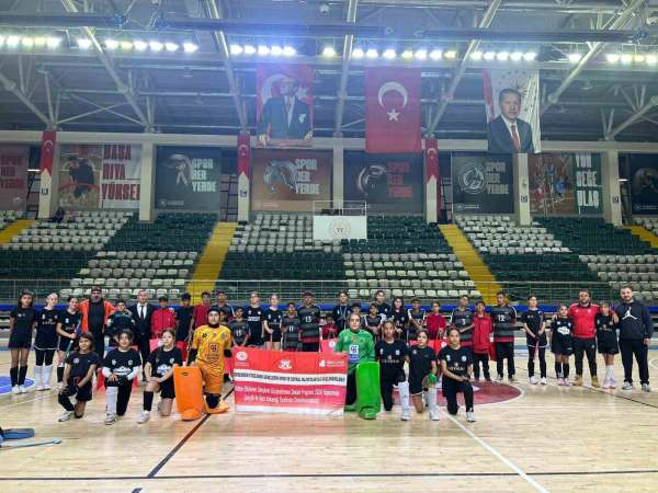 Malatyalı depremzede çocuklardan oluşan Hokey takımı Muğla'da