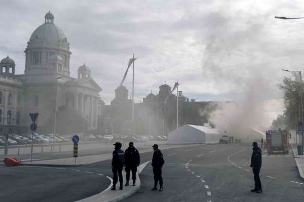 Sırbistan parlamentosu önünde silahlı saldırı