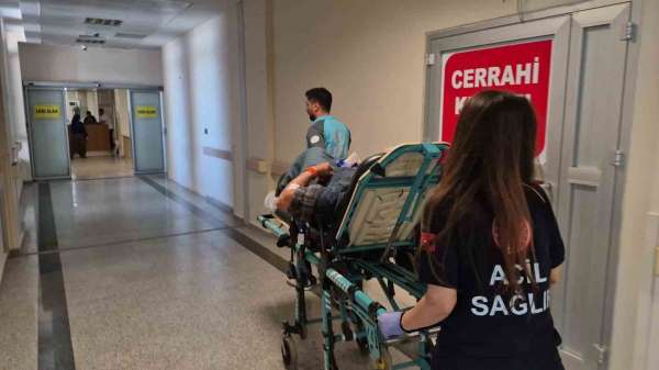 Elinde tuttuğu bıçak kalçasına saplandı