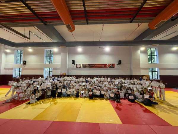Salihli'de 300 judocu kemer atladı
