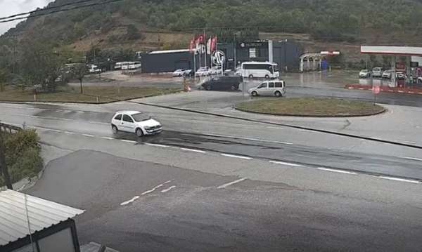 Yalova'da otomobilin ikiye bölündüğü kaza kamerada