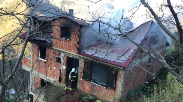 Ev yanarak kül oldu 