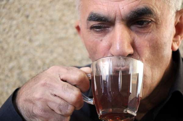 Sıcak çay içmek yemek borusu kanserine yol açıyor 