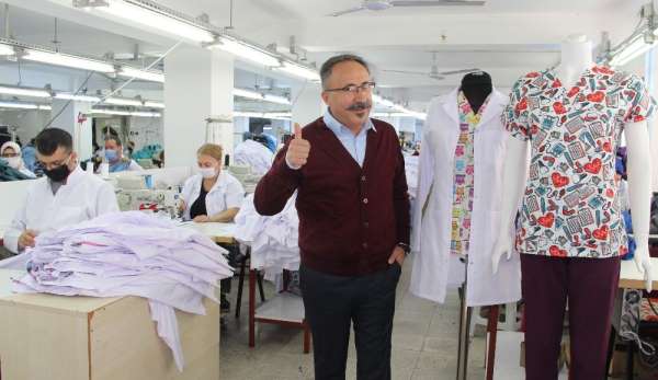 Pandemi ile savaşan sağlık ordusunu onlar giydiriyor