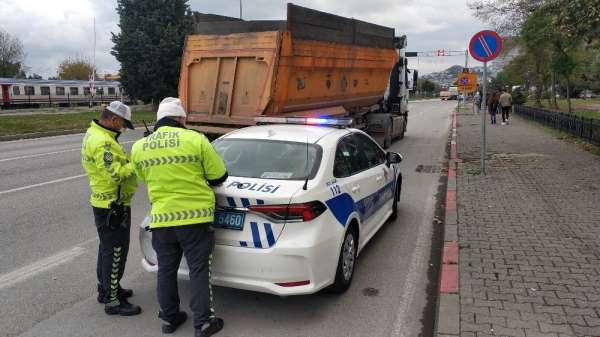 Tırı trafik ekiplerinin üzerine sürüp kaçan sürücü polisi alarma geçirdi