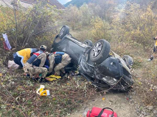 Amasya'da otomobil dere yatağına uçtu: 1 ölü, 4 yaralı - Amasya haber