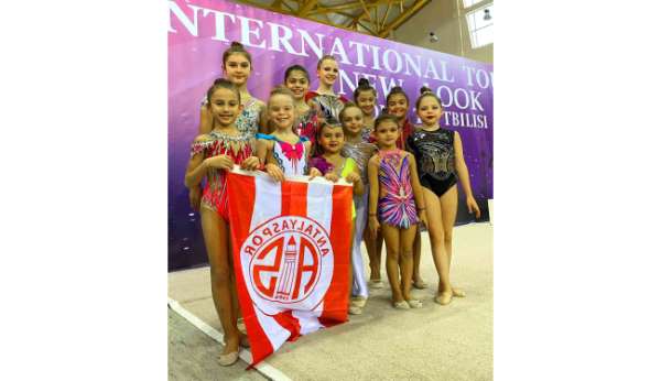Antalyasporlu jimnastikçiler Tiflis'te kürsüden inmedi - Antalya haber