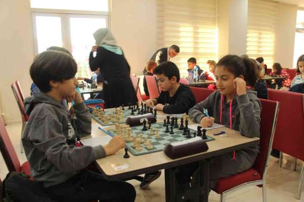 Siirt'te satranç turnuvasında anne oğluna rakip oldu - Siirt haber