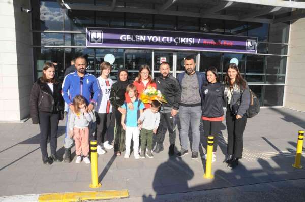 Boksta Avrupa 2.'si olan milli sporcu Yalgettekin, Cizre'de çiçeklerle karşılandı