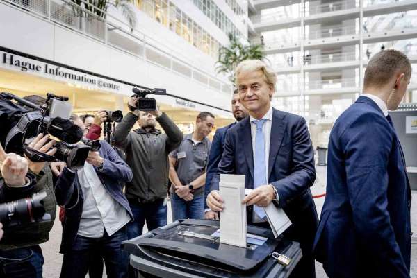 Hollanda'da sandık çıkış anketine göre aşırı sağcı Özgürlük Partisi'nin seçimi kazanması bekleniyor