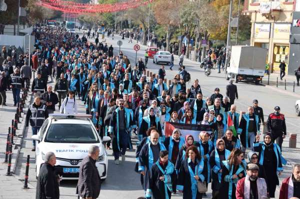 Konya'da 5 üniversitenin akademisyenleri İsrail'e tepki için 'sessiz çığlık' yürüyüşü düzenledi