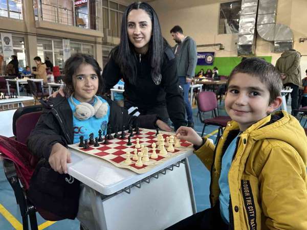 Yüksekova'da 100 öğrencinin katılımıyla satranç turnuvası düzenlendi