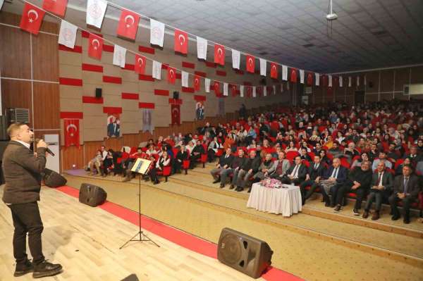 Ağrı'da müzik öğretmeni Nizamettin Ardin'den meslektaşlarına özel konser