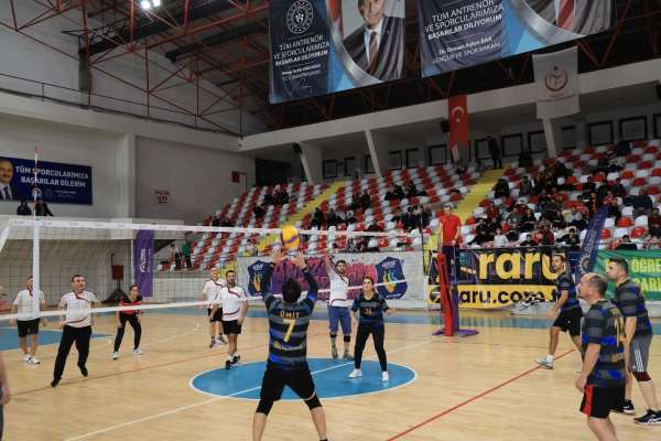 Gebze'de öğretmenler voleybol turnuvasında buluştu