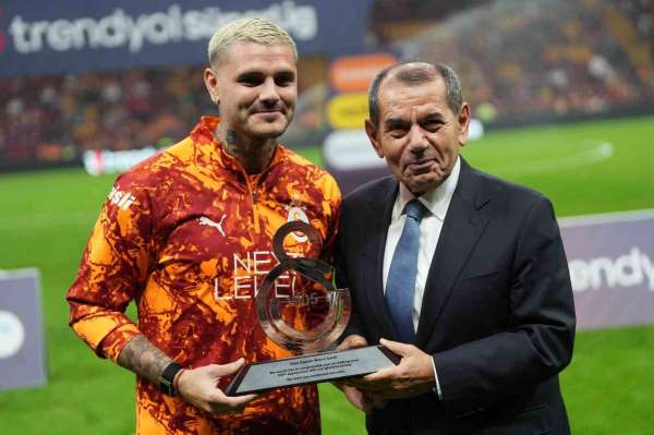 Galatasaray'da 100. maçına çıkan Mauro Icardi'ye plaket verildi