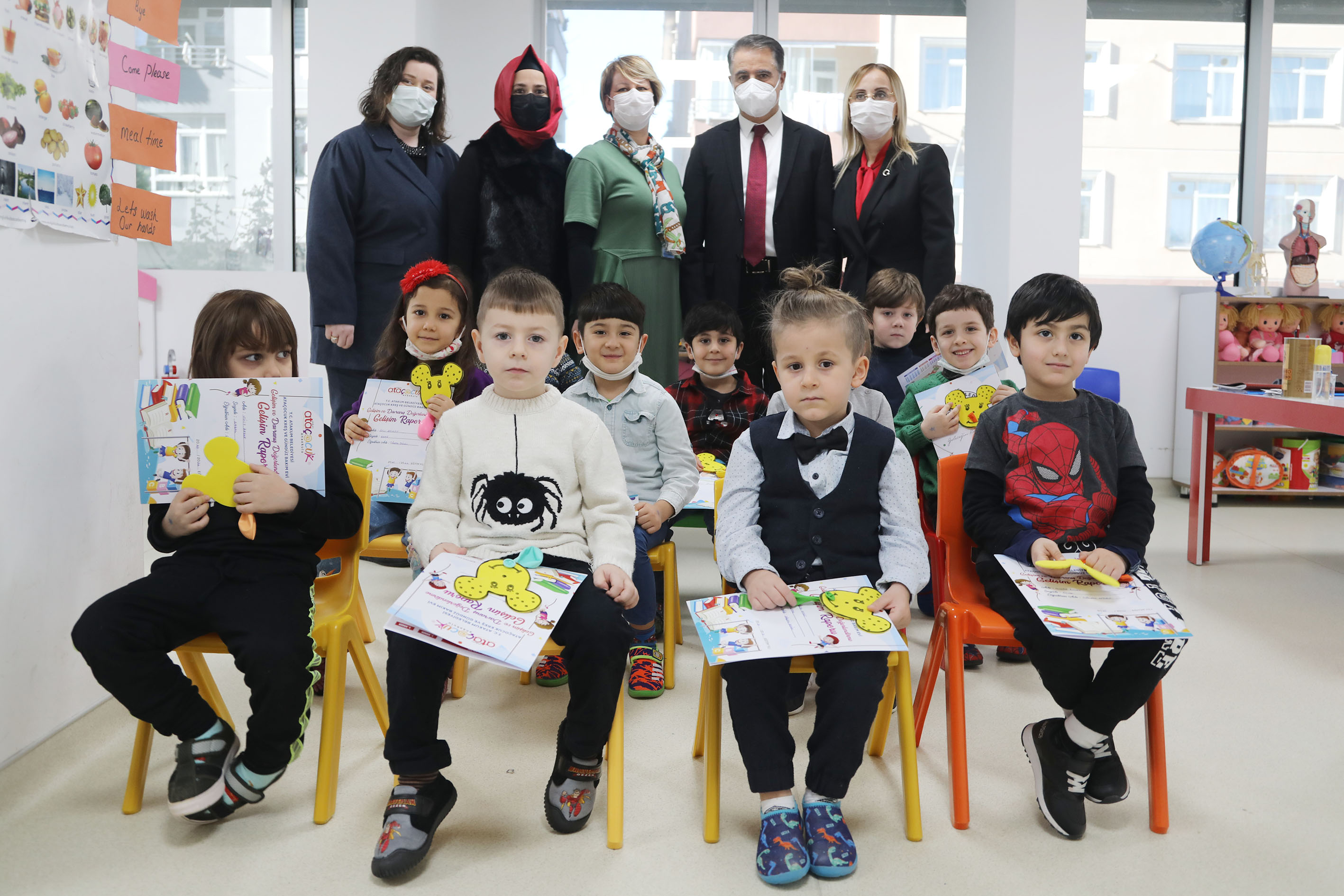 AtaÇocuklu minikler ilk karnelerini Başkan Cemil Deveci'den aldı