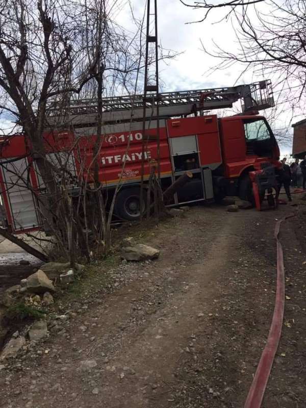 Yangına giden itfaiye ekipleri kaza geçirdi 