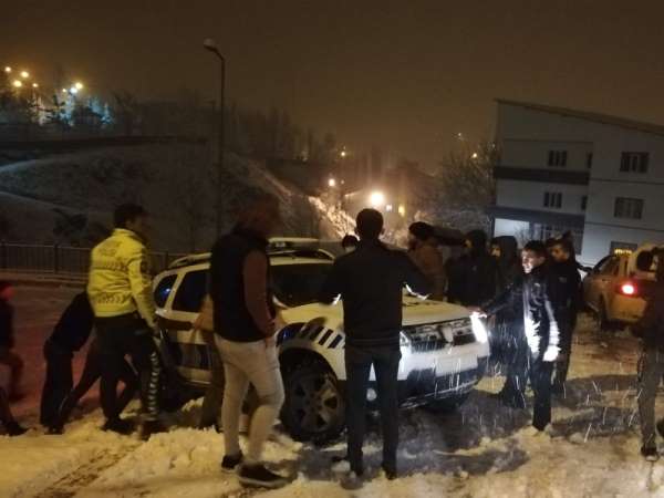 Hakkari'de kar nedeniyle kayganlaşan yolda trafik kazası 