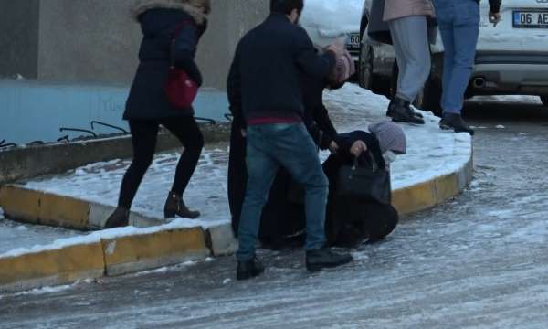 Tokat'ta buzlanma sürücülere ve yayalara zor anlar yaşattı