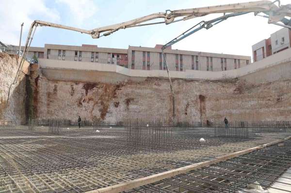 Mardin'de kapalı otopark projesinin ilk betonu döküldü
