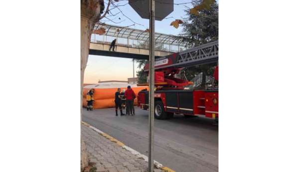 Üst geçitte intihar teşebbüsünü polis engelledi