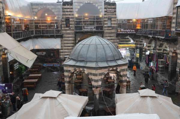 Diyarbakır'da vakıf kiracıları yüzde 300 ile 700 arasındaki zammı protesto etti