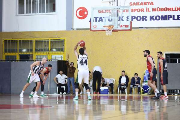 Sakarya Büyükşehir basketbol ilk yarının son maçına İstanbul'da çıkıyor