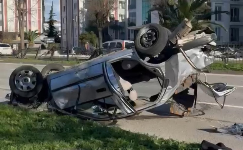 Samsun'da otomobili demir korkuluklara çaptı: 2 yaralı