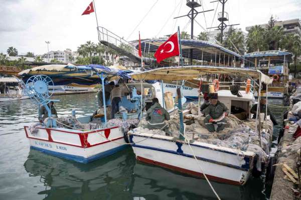 Mersin'de balıkçılara ekipman desteği sürüyor