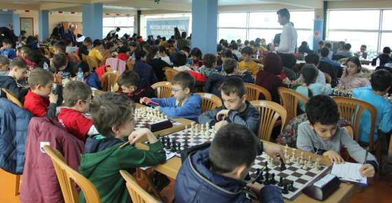 24 Şubat Kurtuluş Kupası satranç turnuvası kıyasıya maçlara sahne oldu