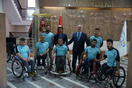 Vali Köşger'den 2 engelli sporcuya tekerlekli sandalye