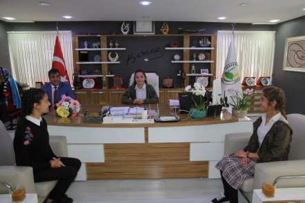 Sungurlu'da makam koltuklarına çocuklar oturdu 